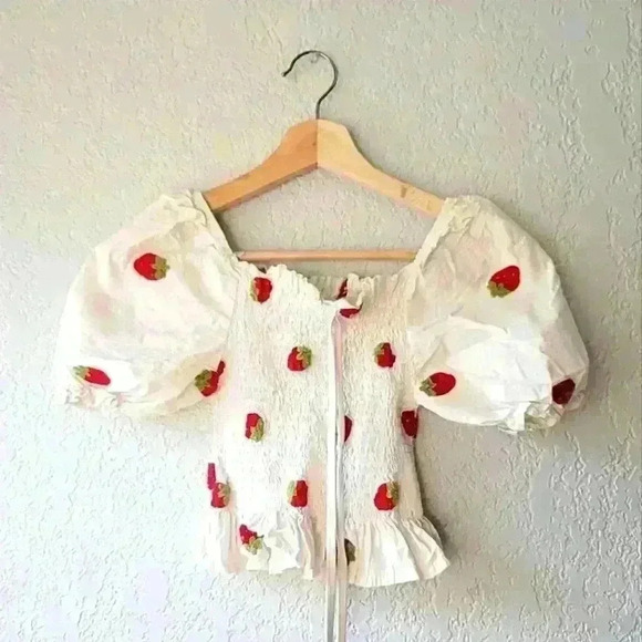 YesStyle Tops - Ruched Crop Top with Puff Sleeves